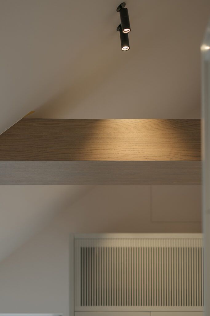 To sorte spotter i et tak i leilighet i Drammensveien.