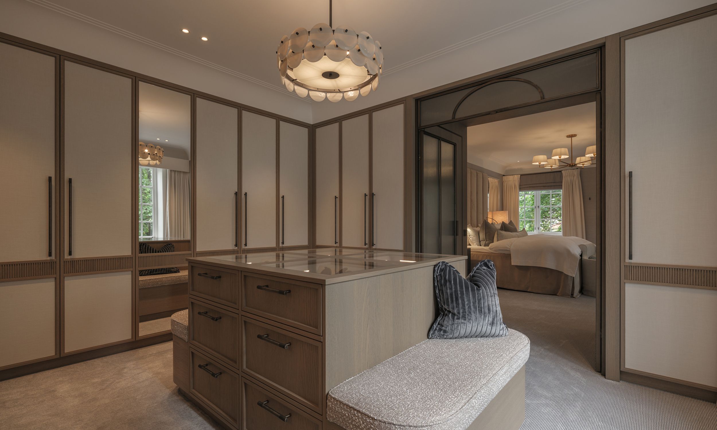 Lysdesign i walk-in-closet i en privat bolig.