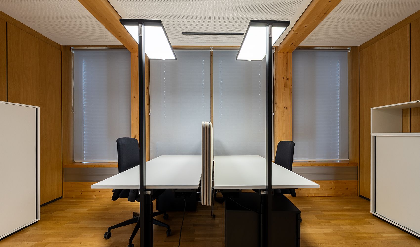 Luceos gulvlampe fra Trilux med arbeidsbord.