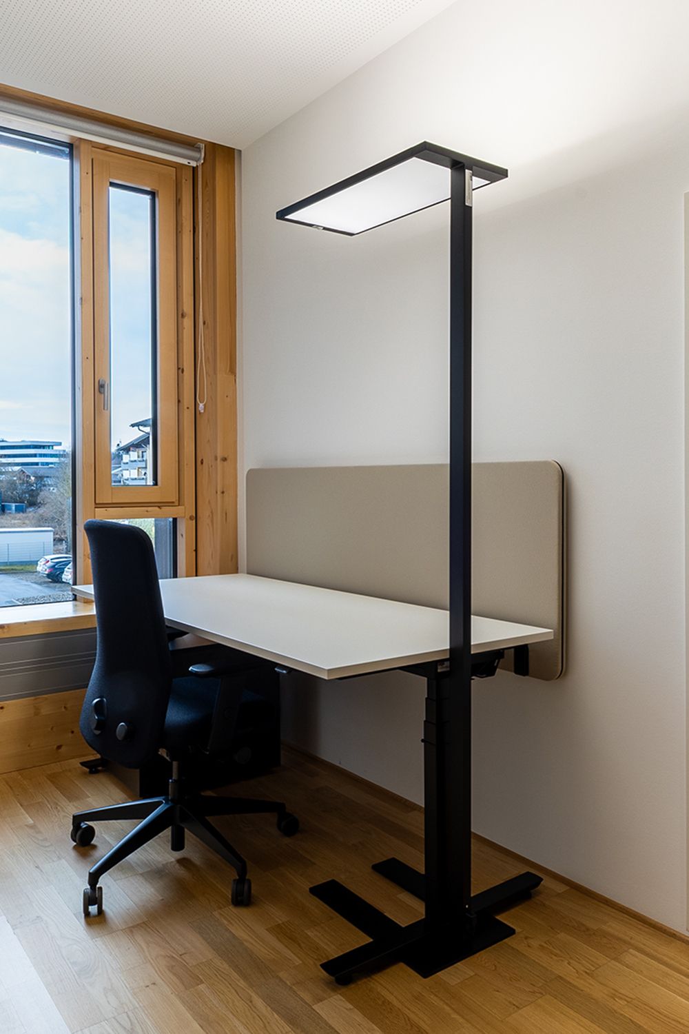 En Luceos lamper fra Trilux ved et arbeidsbord.