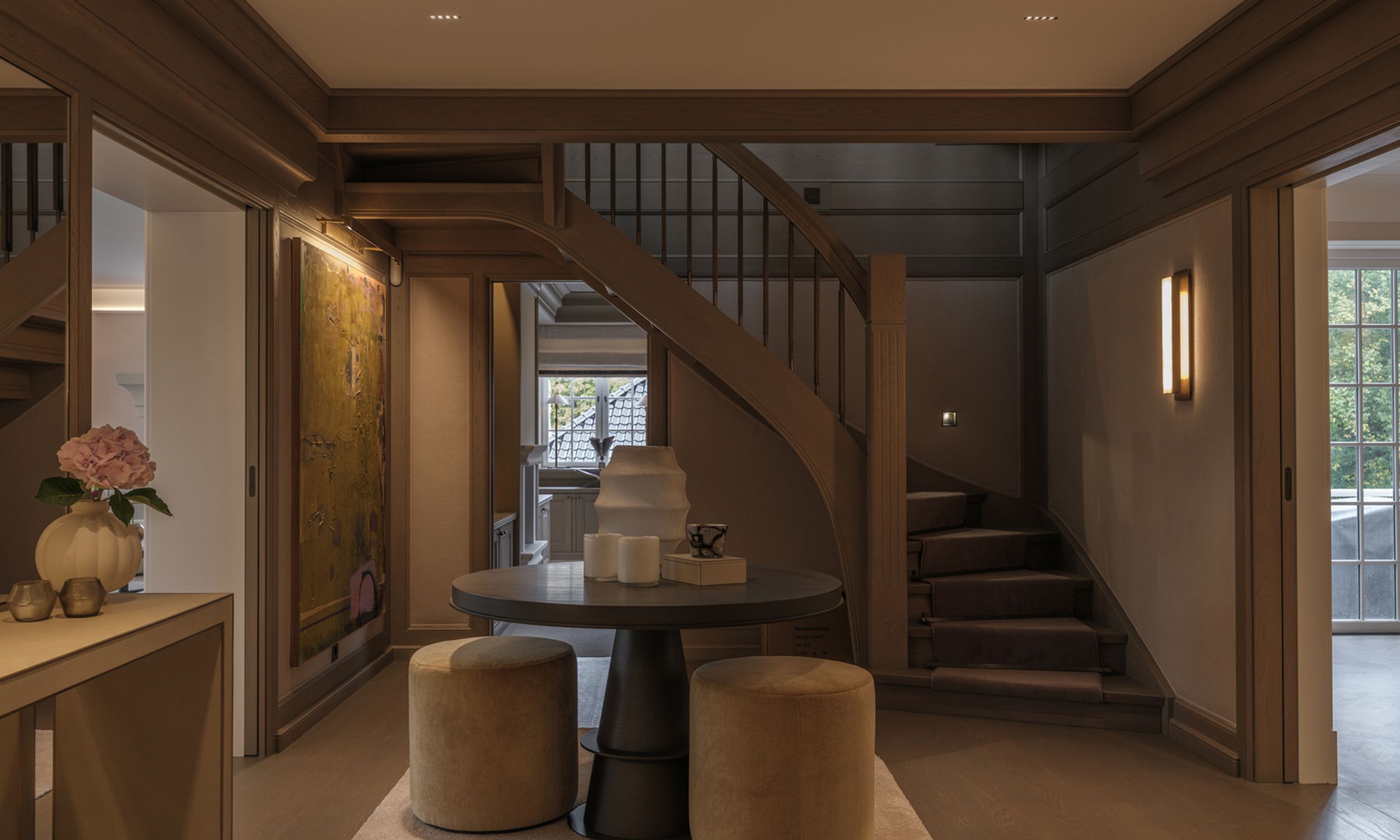 Profesjonell lysdesign i en stor hall i en privat bolig.