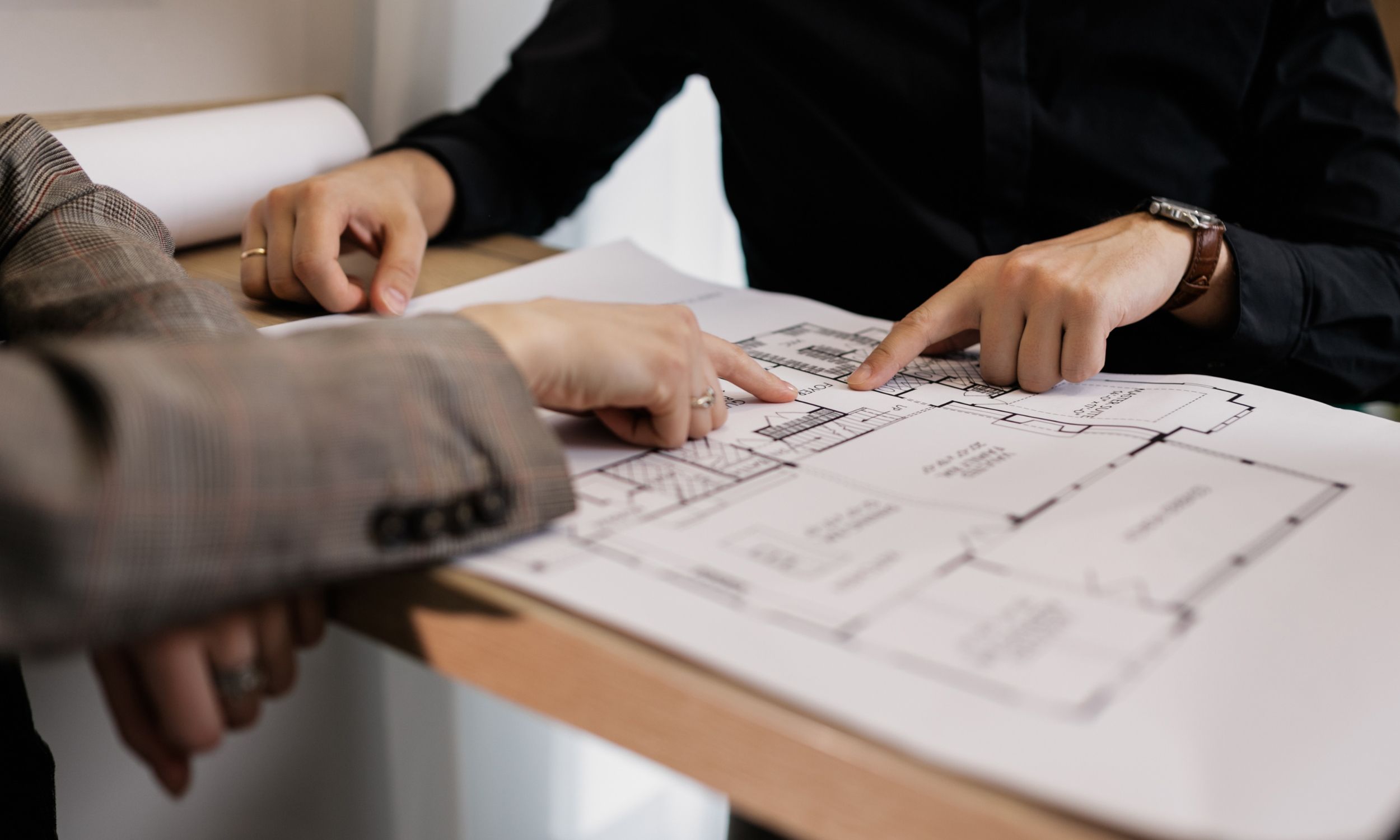 To mennesker ser på en belysningsplan.