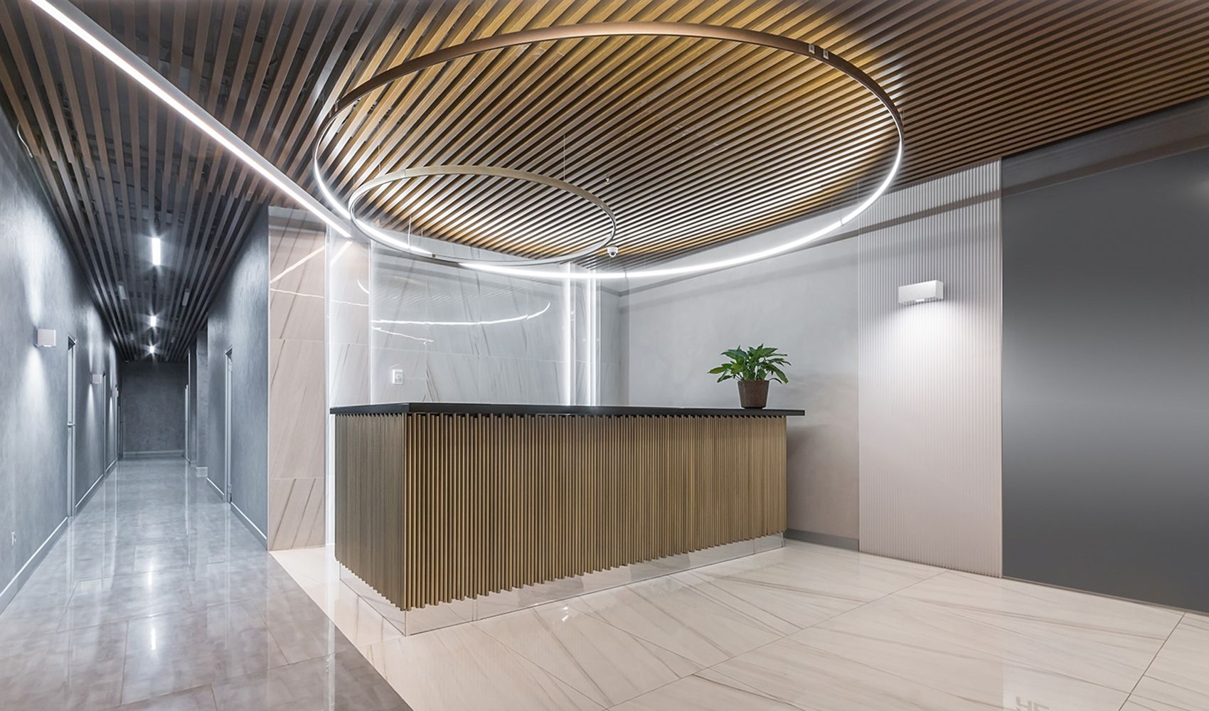 Osido vegglamper fra Trilux i en resepsjon.