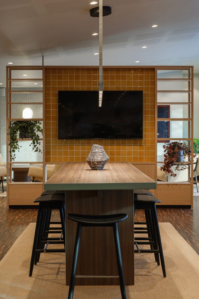 Belysning over et spisebord i Comfort Hotel Runway på Gardemoen.