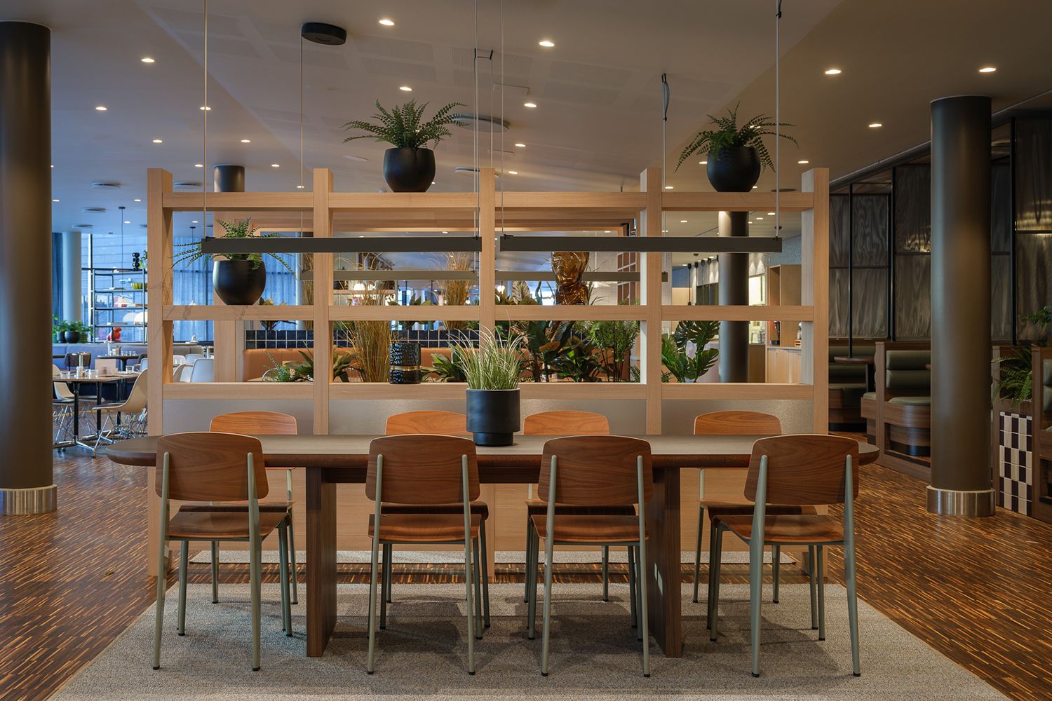 Belyst spisesal i Comfort hotel Runway på Gardemoen.