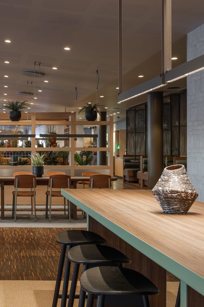 Vibia pendel over langbord i Comfort Hotel Runway på Gardemoen