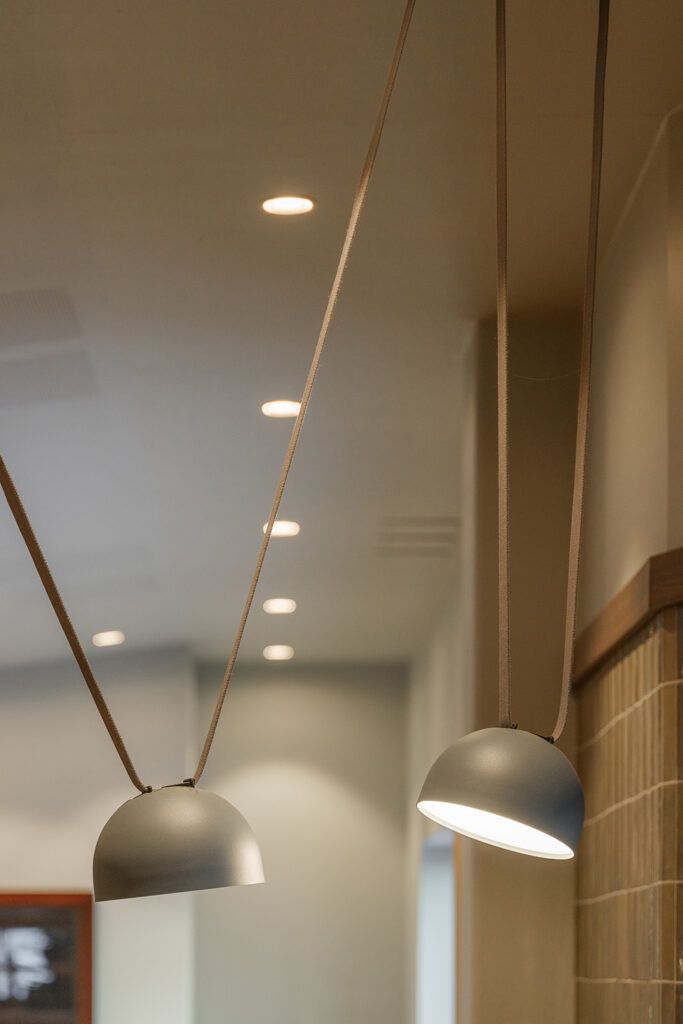 Nærbilde av to pendler.