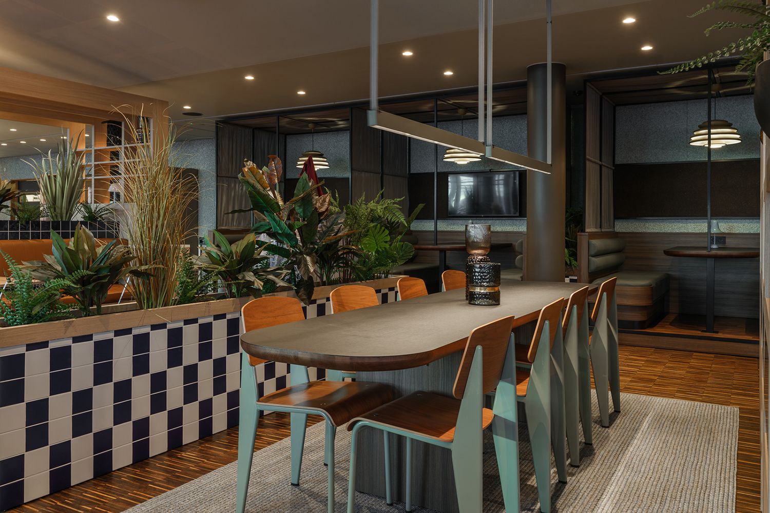 PlusMinus pendler fra Viba over et spisebord.