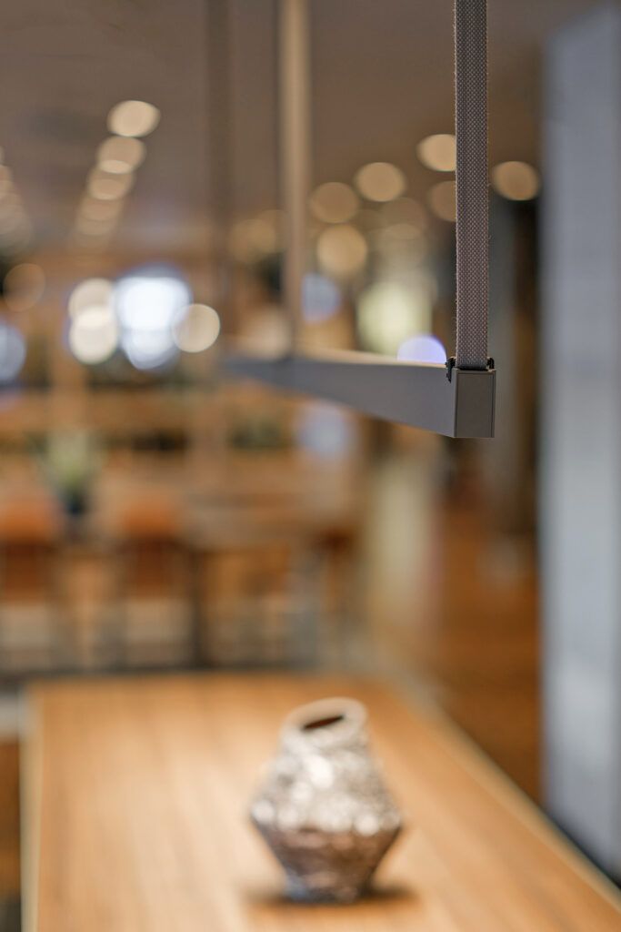 Nærbilde av en lang pendel fra Viba i Comfort Hotel Runway på Gardemoen.