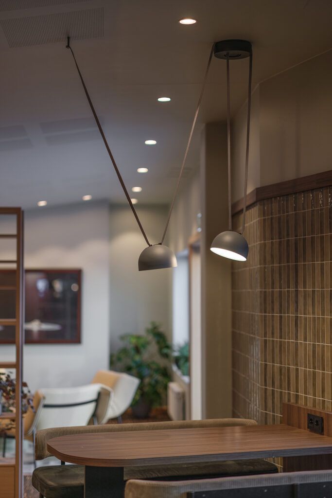 Pendler fra Viba over et høyt spisebord i en spisesal.