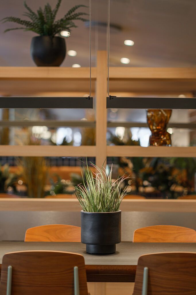 To lange pendler over et spisebord.