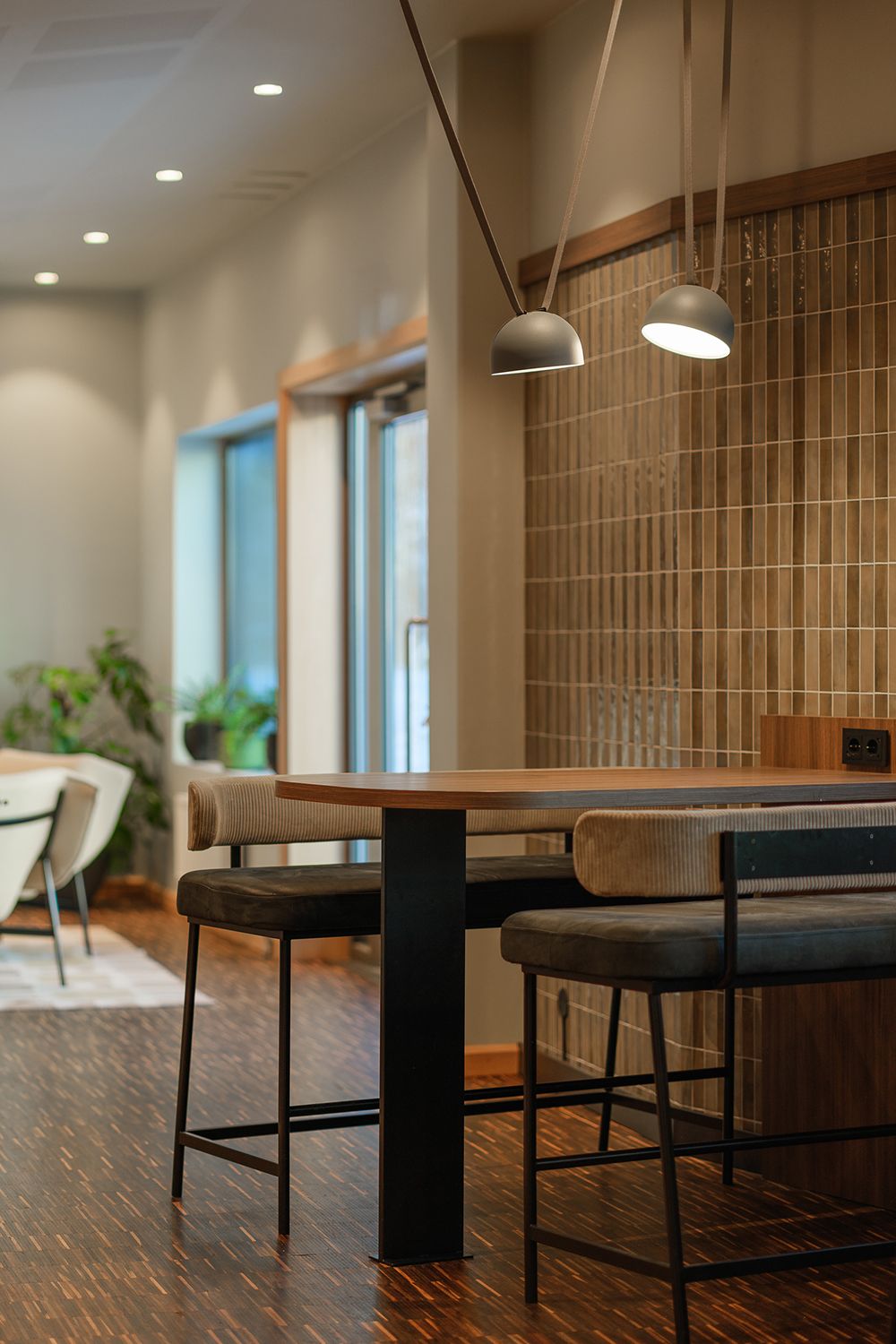 To pendler fra Viba over et lite spisebord i Comfort Hotel Runway på Gardemoen.