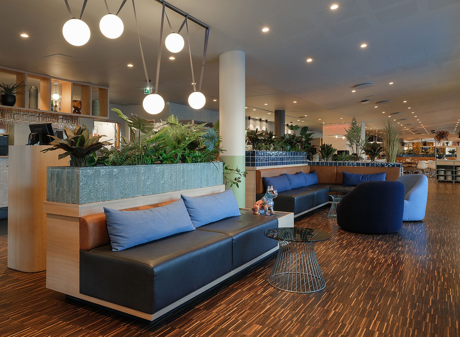 Flere runde PlusMinus pendler fra Viba over en sittegruppe.