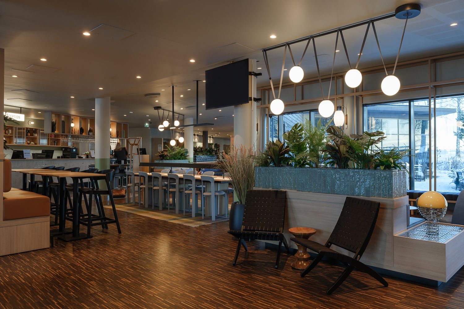 Runde hvite opal glasspendler fra Vibia i Comfort Hotel Runway på Gardemoen.