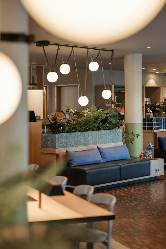 Runde hvite opal glasspendler fra Vibia i Comfort Hotel Runway .