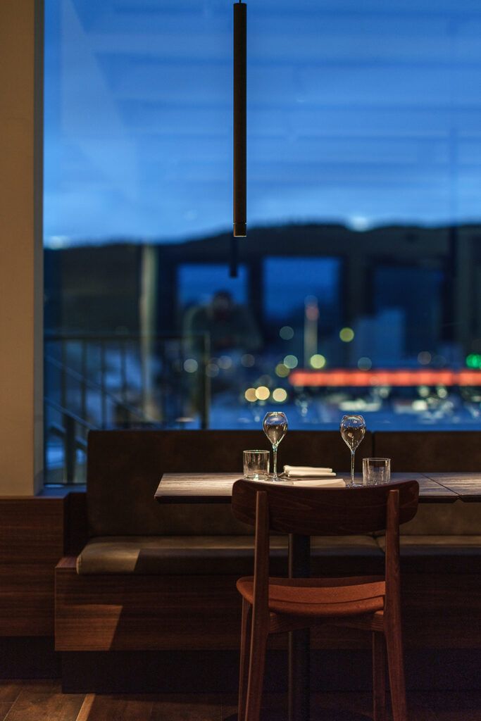 Smal sort pendel over et spisebord.