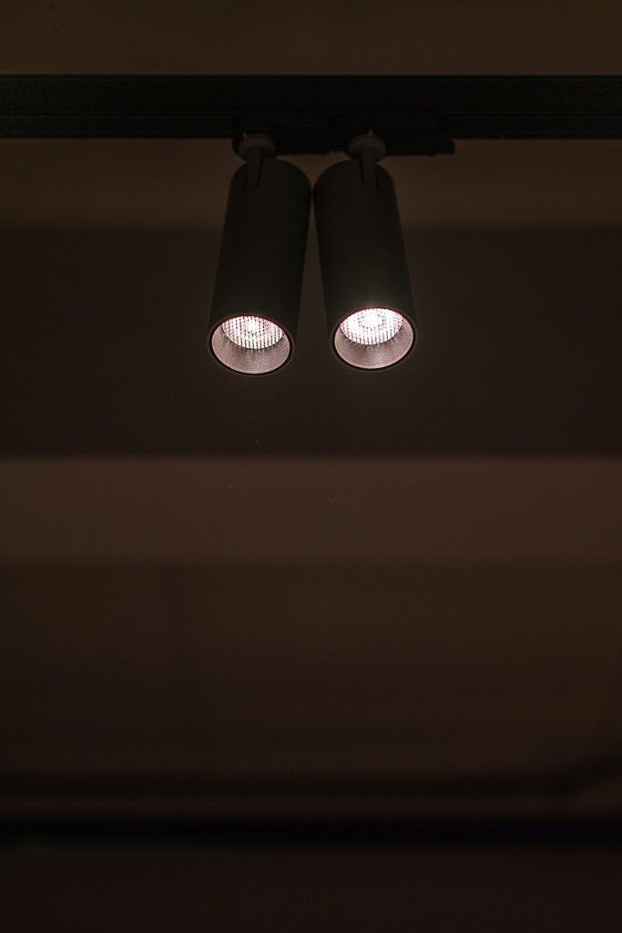 To sorte spotter ved siden av hverandre i et tak.