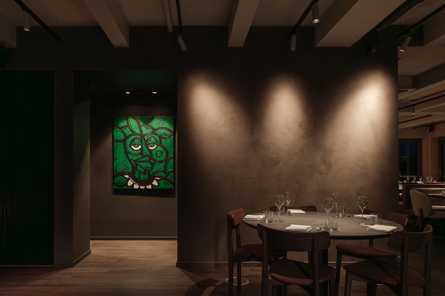 Spotter i taket som belyser veggene i Kombo Trondheim.