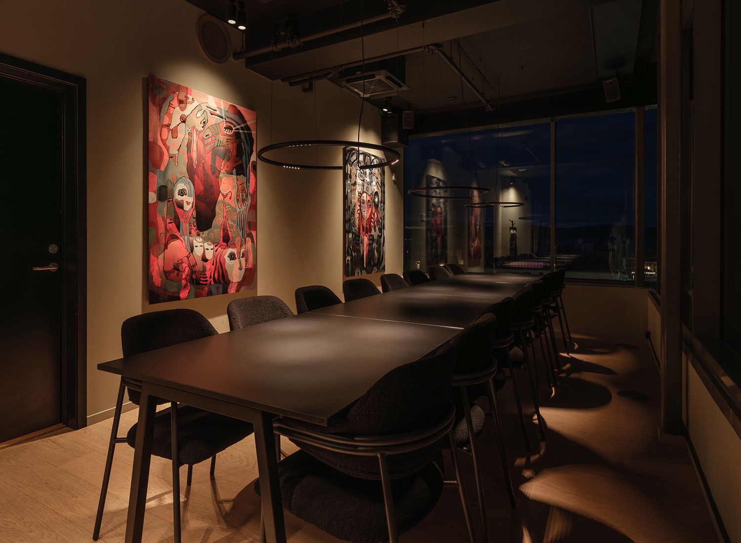 Langbord med LassOh! pendler fra Deltalight over bordene.