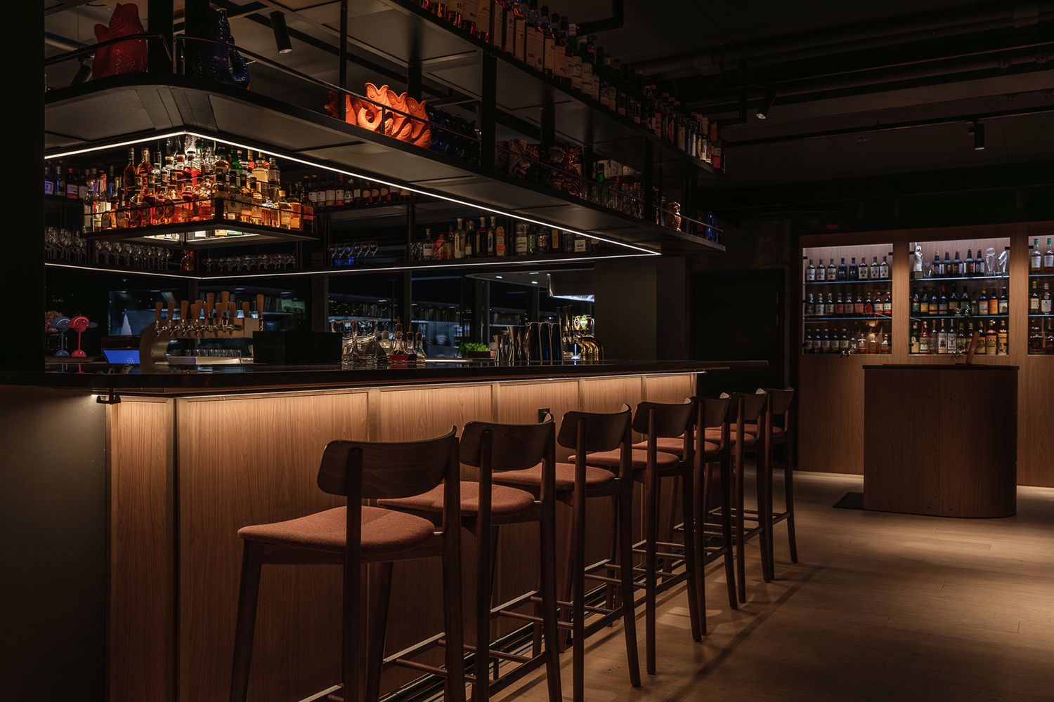 Dekorativ belysning i baren i Kombo Trondheim.