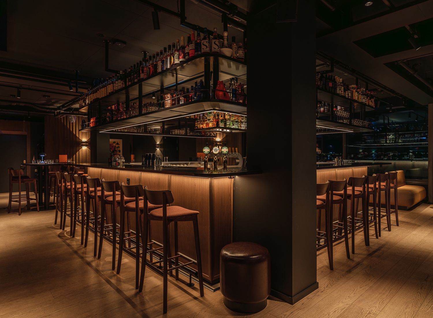 Belyst bardisk i Kombo restaurant i Trondheim.