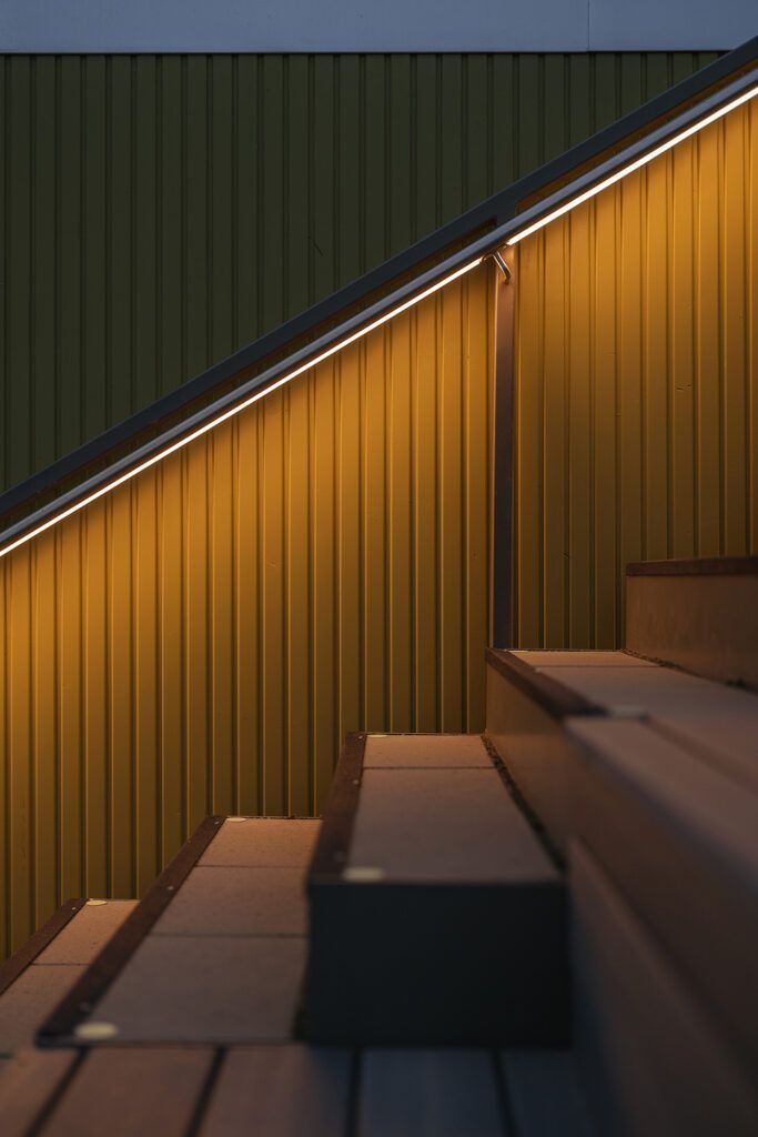 Lys i håndløper ved en trapp utenfor Kombo i Trondheim.