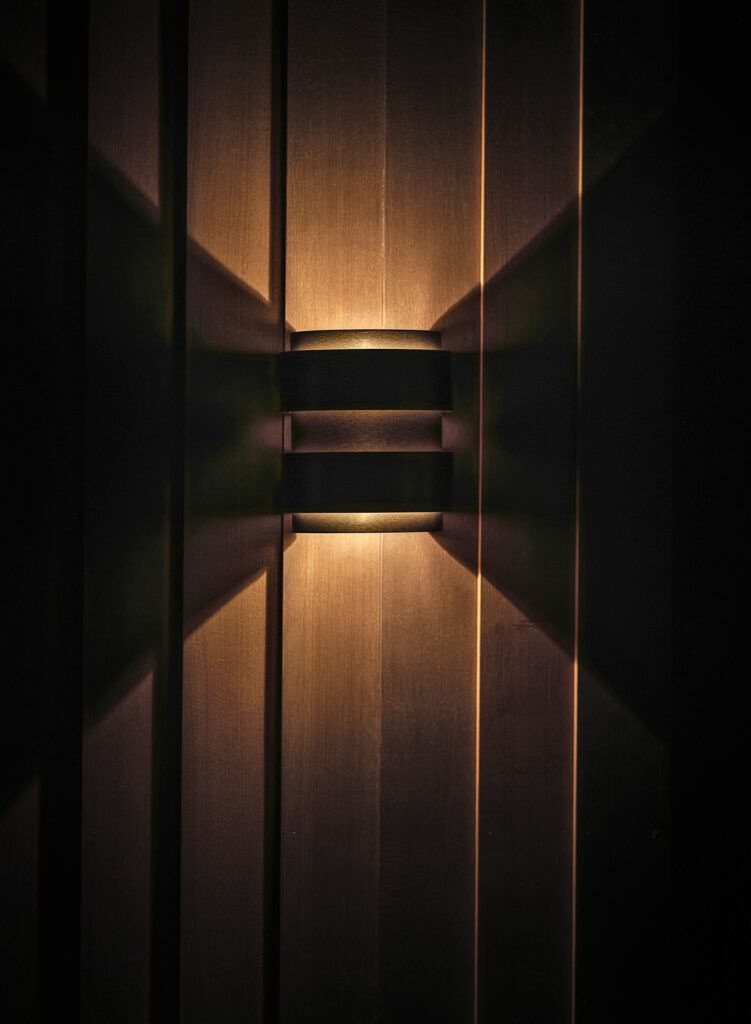 Lys fra vegglampe på en vegg.