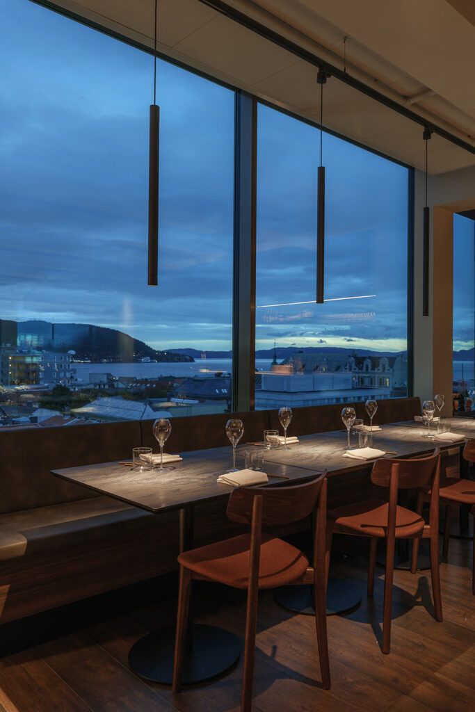 Spisebord med smale sorte pendler over bordene.