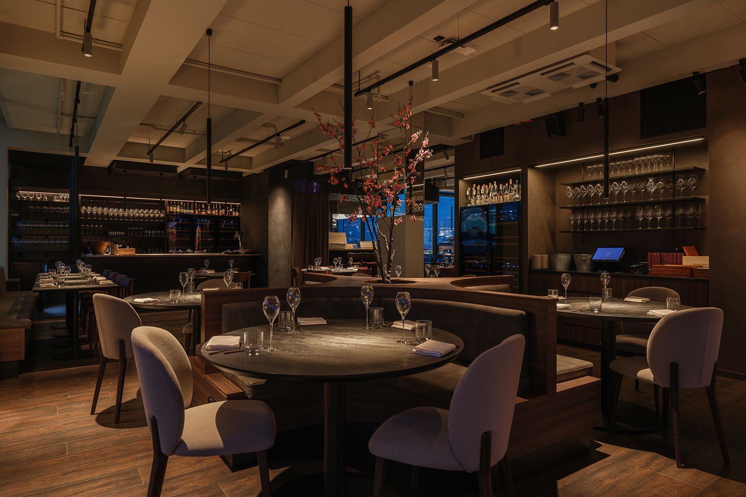 Runde spisebord med smale pendler over bordene.