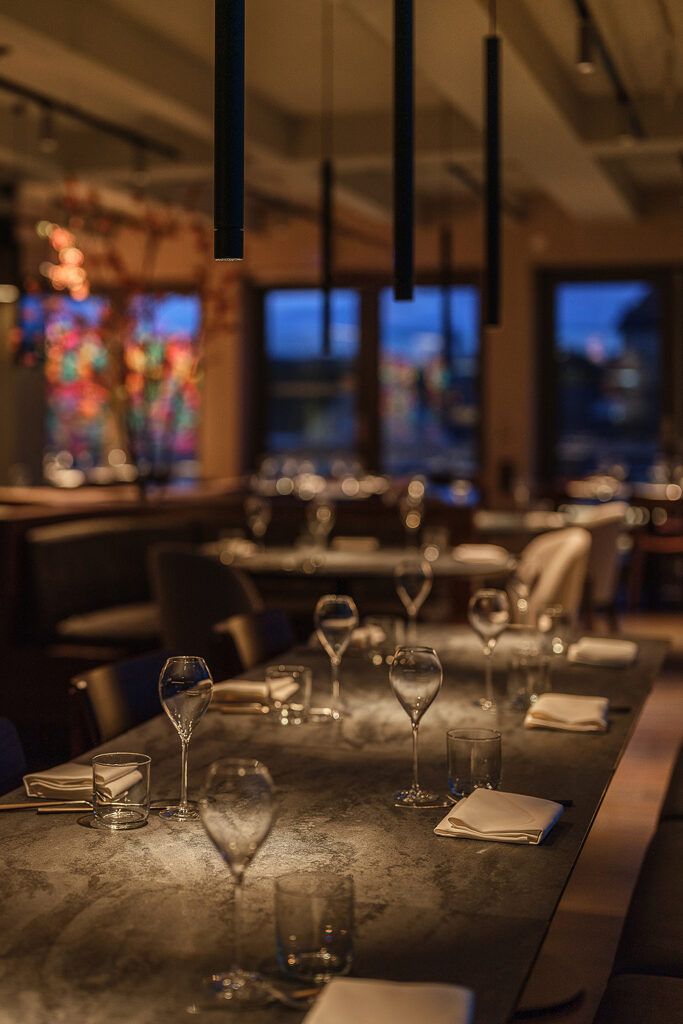 Belyst langbord i Kombo Trondheim.