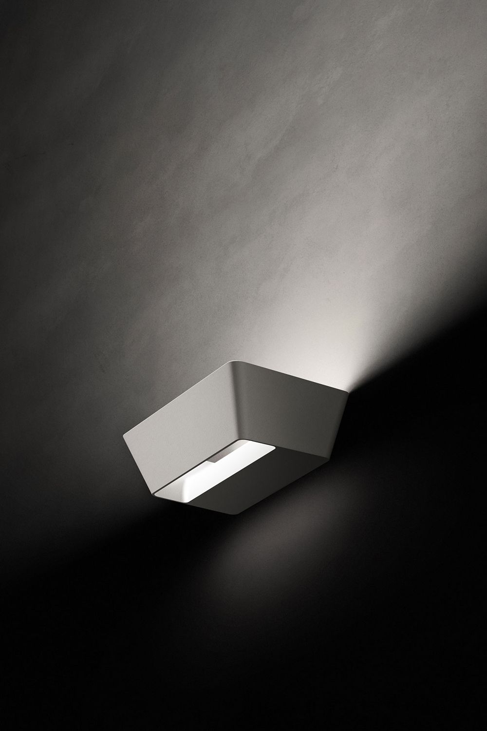 Hvit Hype vegglampe fra Linea Light på en vegg.