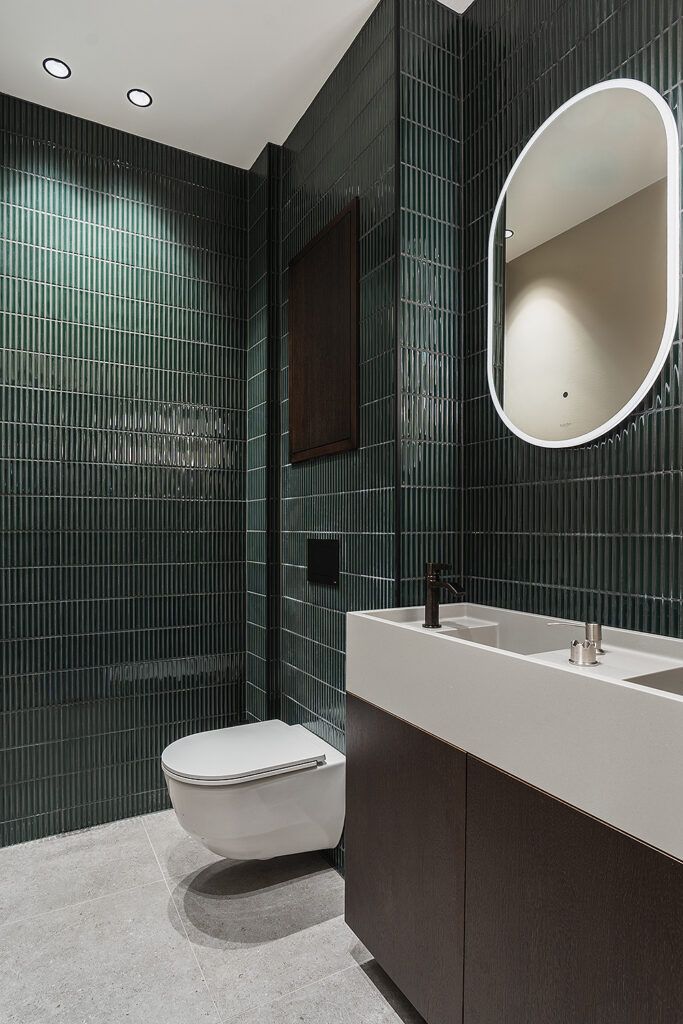 Innfelte spotter i et hvitt tak på toalettet.