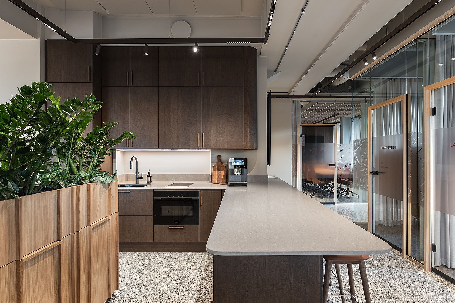 Belysning i kjøkken inne hos Bjerke Eiendom sine kontorer.