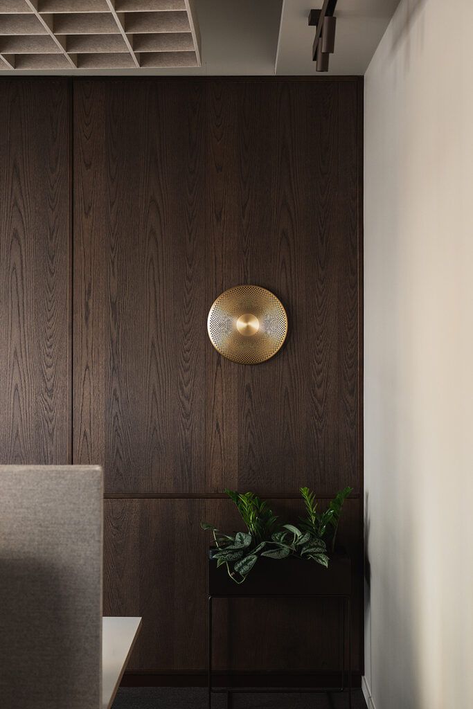 Rund vegglampe på en trevegg.