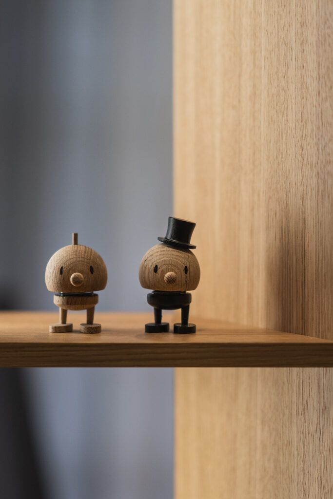 To trefigurer på en hylle.