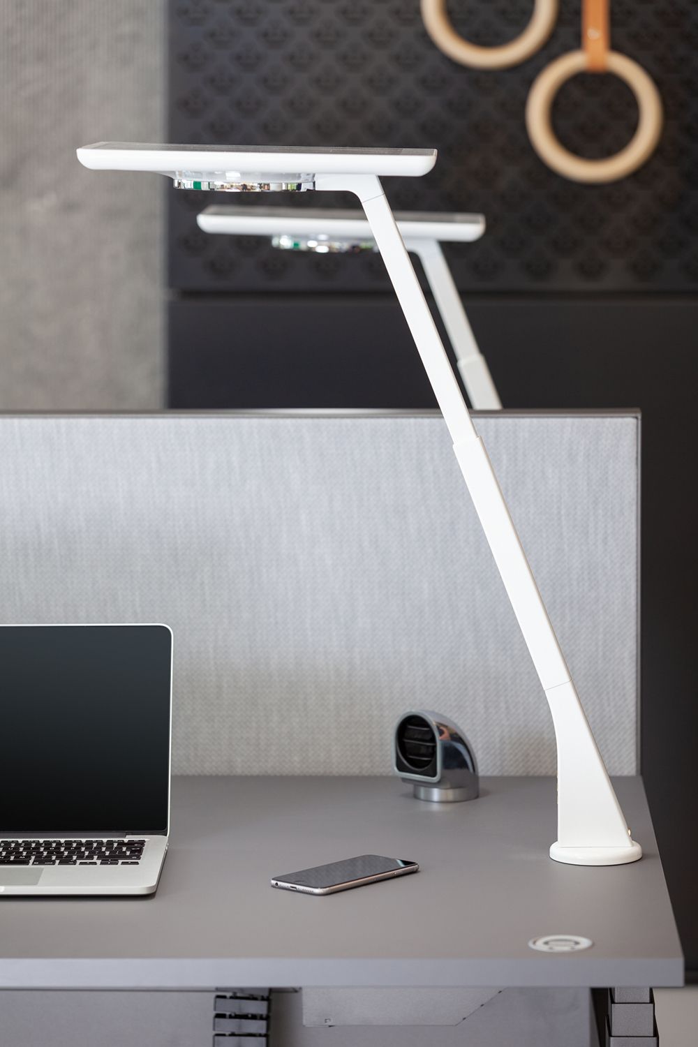Bicult skrivebordslampe fra Linea Light Group.