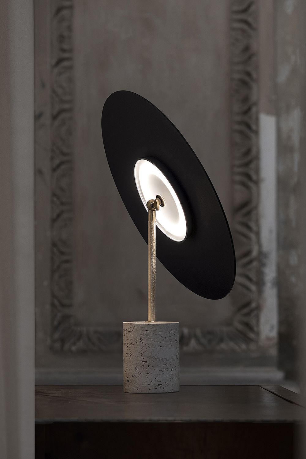 Calvino bordlampe fra Davide Groppi med beige marmor fot.