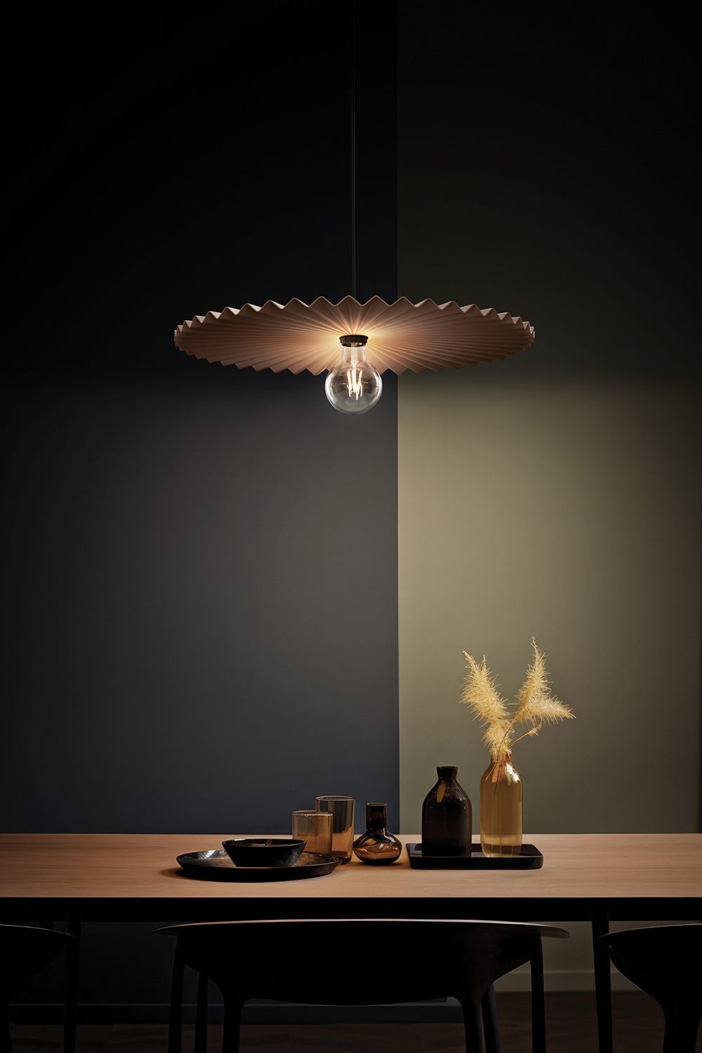 Doge pendel fra Linea Light over et spisebord.