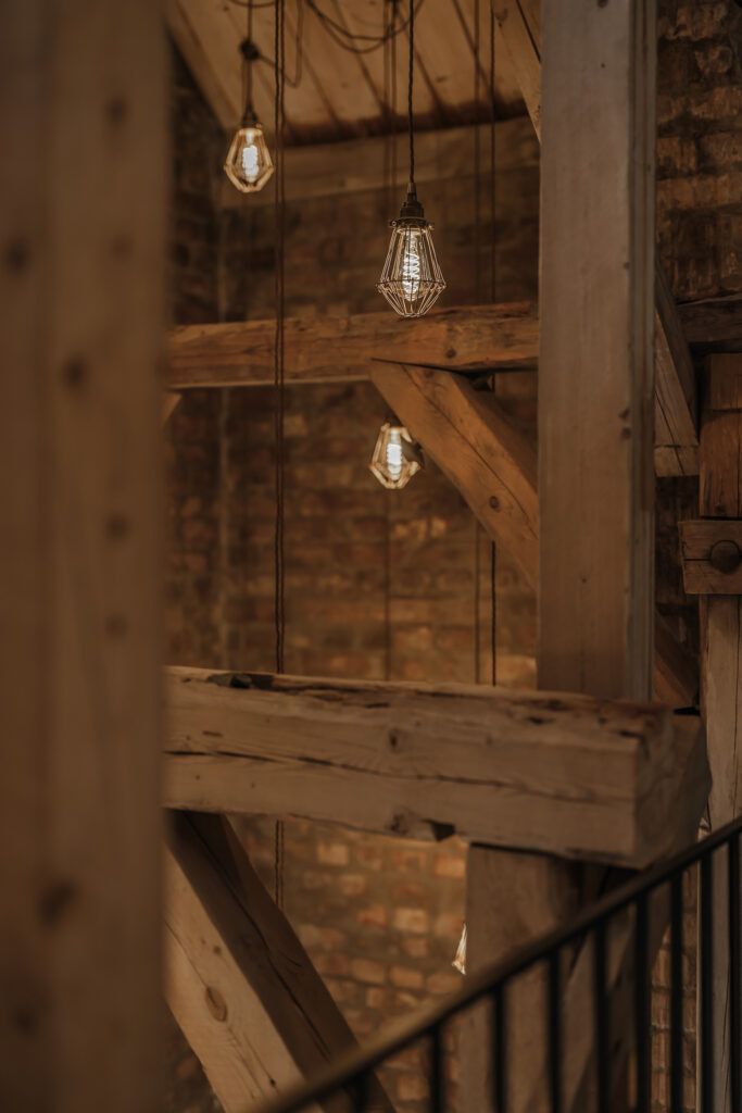 Pendler med lyspærer i Kalkmølla Kulturstasjon i Sandvika.