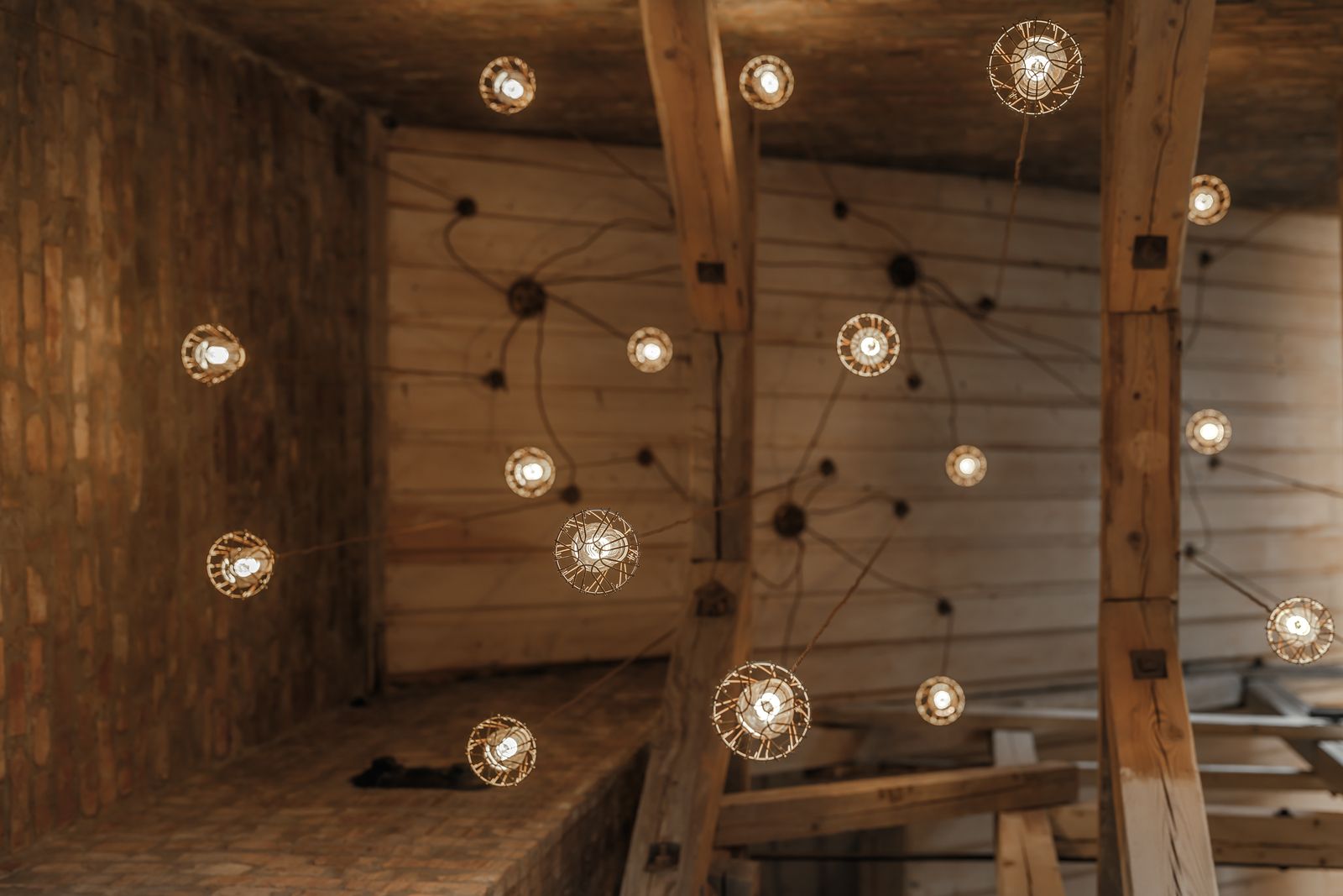 Pendler i taket sett nedenfra.