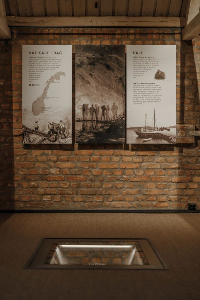 Belyste bilder på vegg i Kalkmølla Kulturstasjon i Sandvika.