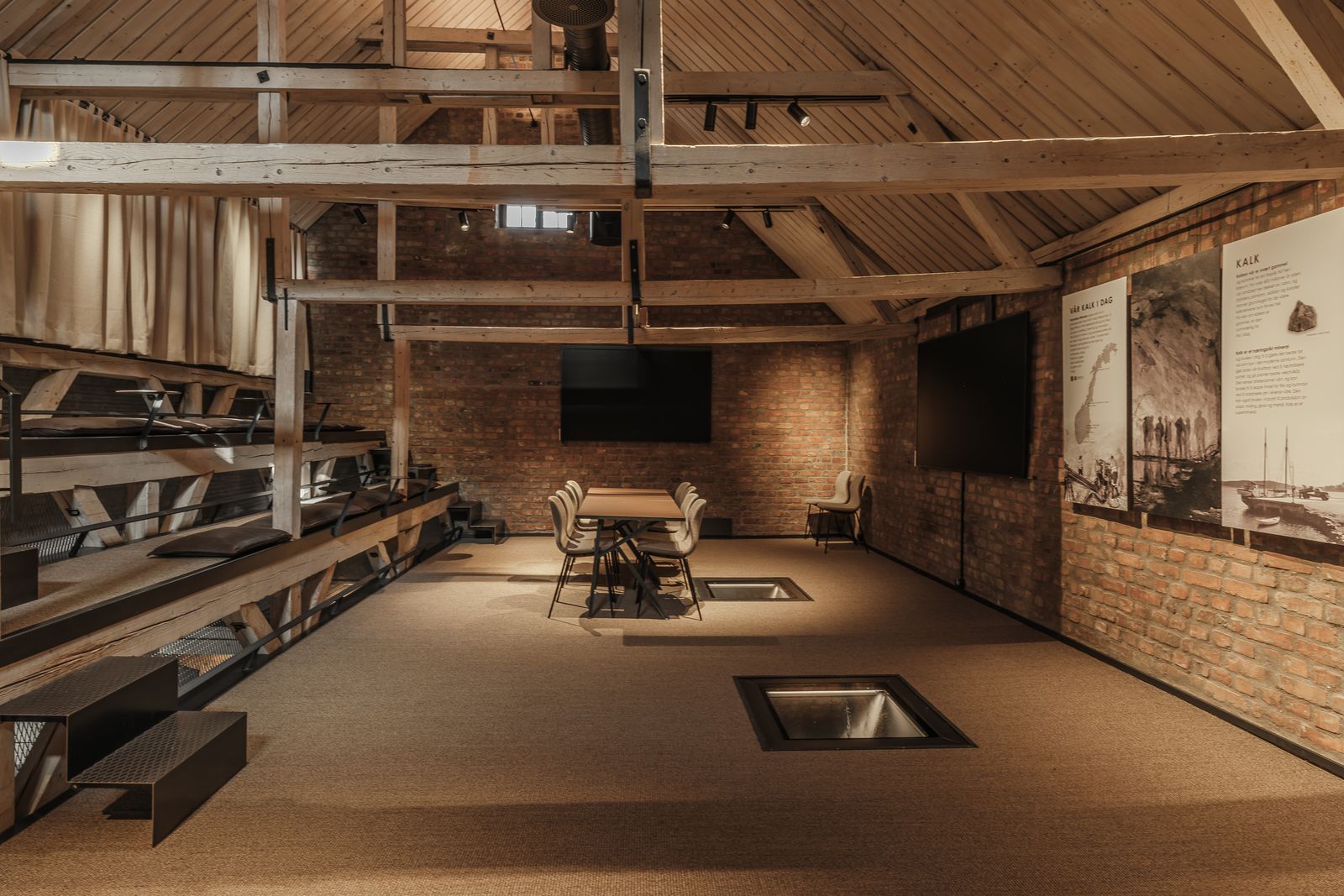 Annen etasje i Kalkmølla Kulturstasjon med spotter i taket.