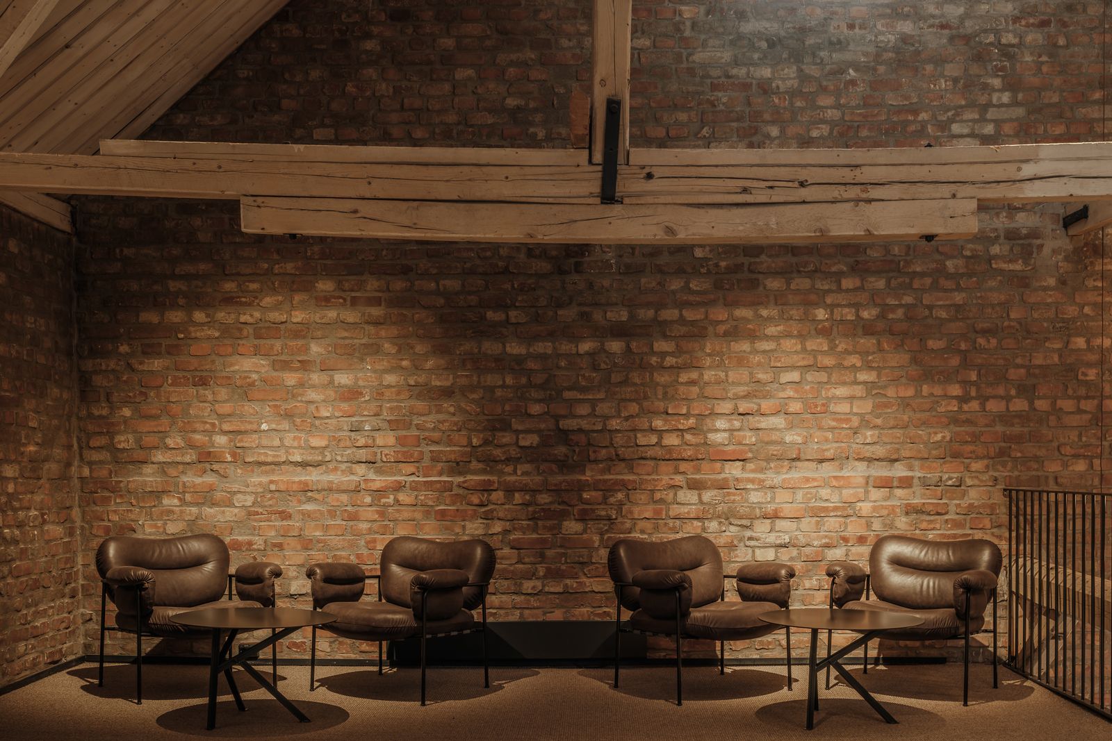 Spesialtilpasset Bollo stoler fra Fogia mot en rød teglestens vegg.