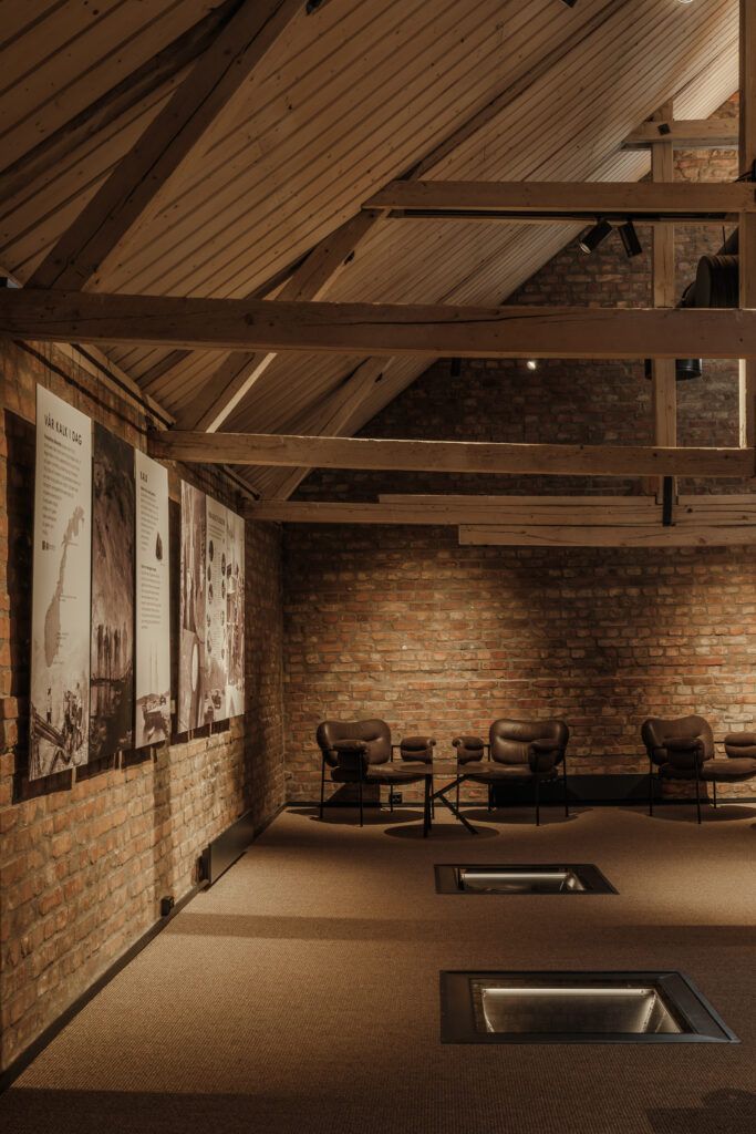 Belyste bilder på en vegg.