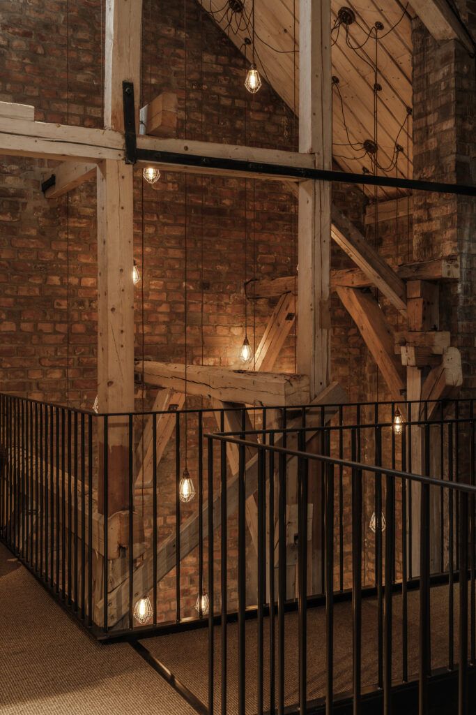 Pendler med lyspærer over en trapp.