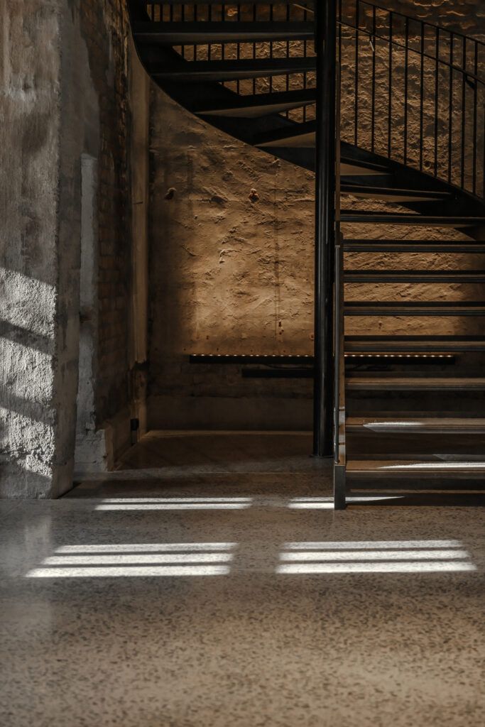 Belyst vegg under trapp.