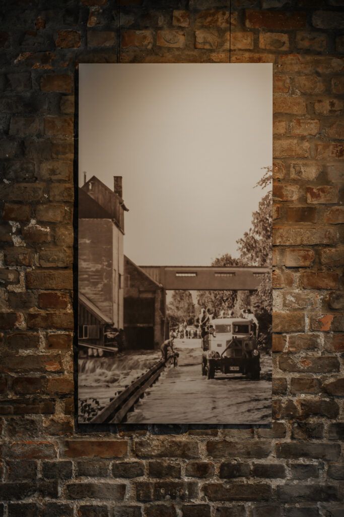 Belyst bilde på vegg i Kalkmølla Kulturstasjon