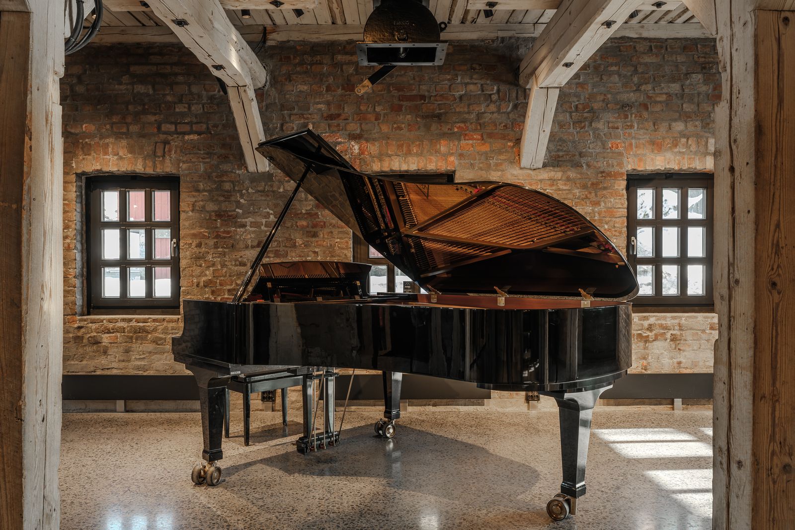 Belyst sort flygel i Kalkmølla Kulturstasjon.