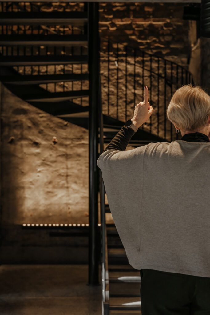 Dame som peker oppover.