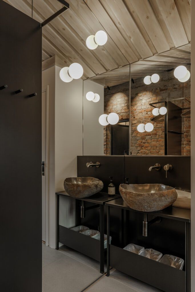 Opalhvite vegglamper på et speil.